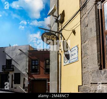 Ein Coca-Cola-Schild vor dem Restaurant La Vegueta de Colon in der Altstadt von Palmas, Gran Canaria. Stockfoto