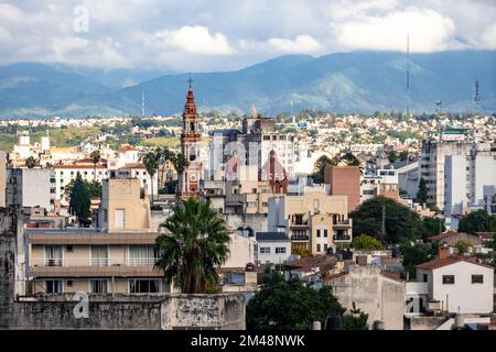 Salta, Argentinien - 8. April 2022: Panorama der argentinischen Stadt Salta in Südamerika Stockfoto