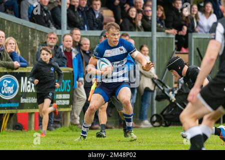 Howe of Fife Spieler mit Ball bereitet sich darauf vor, den Berwick Spieler während des Spiels Berwick Rugby Club gegen Howe of Fife Rugby Club Männer zu übergeben Stockfoto