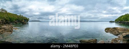 Panoramablick auf Loch Slapin an einem ruhigen, ruhigen, grauen Tag von Glasnakille in der Nähe von Elgol, Isle of Skye, Schottland, Großbritannien Stockfoto