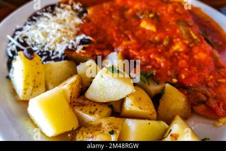 Mexikanisches Omelett mit schwarzen Bohnen Kartoffeln und Nachos auf weißem Teller in El Cafecito in Zicatela Puerto Escondido Oaxaca Mexiko. Stockfoto