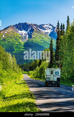 Wohnmobil auf dem Stewart-Cassiar Highway; nahe Red Flats Rastplatz; Oweegee Range; British Columbia; Kanada Stockfoto