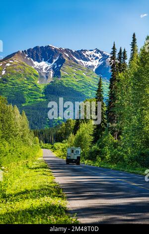 Wohnmobil auf dem Stewart-Cassiar Highway; nahe Red Flats Rastplatz; Oweegee Range; British Columbia; Kanada Stockfoto