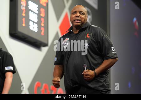 Das Leonard Gates der USA feiert den Sieg über das niederländische Geert Nentjes am fünften Tag der Cazoo-Darts-Weltmeisterschaft im Alexandra Palace, London. Foto: Montag, 19. Dezember 2022. Stockfoto