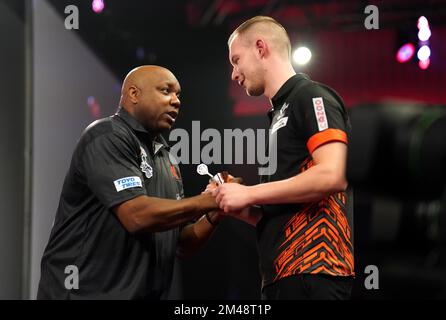 Das Leonard Gates der USA feiert den Sieg über das niederländische Geert Nentjes am fünften Tag der Cazoo-Darts-Weltmeisterschaft im Alexandra Palace, London. Foto: Montag, 19. Dezember 2022. Stockfoto