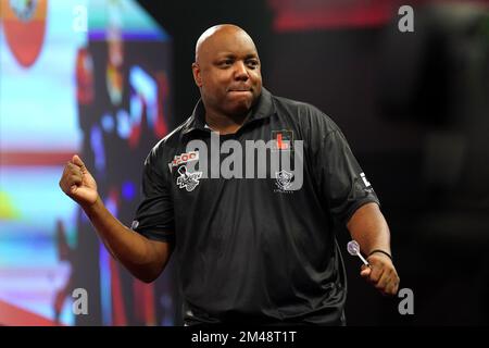 Das Leonard Gates der USA feiert den Sieg über das niederländische Geert Nentjes am fünften Tag der Cazoo-Darts-Weltmeisterschaft im Alexandra Palace, London. Foto: Montag, 19. Dezember 2022. Stockfoto