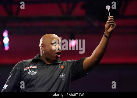 Das Leonard Gates der USA feiert den Sieg über das niederländische Geert Nentjes am fünften Tag der Cazoo-Darts-Weltmeisterschaft im Alexandra Palace, London. Foto: Montag, 19. Dezember 2022. Stockfoto