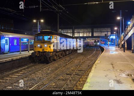 2 Diesellokomotiven der Klasse 47 der Harry Needle Railroad (gemietet an GB Railfreight) mit einem Caledonian-Fernzug in Carlisle. Stockfoto