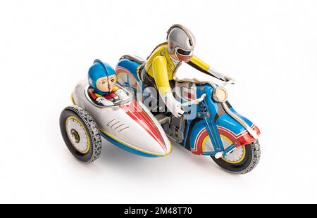 Klassisches Motorrad aus Zinn mit Beiwagen, isoliert auf weißem Hintergrund. 50-Uhr-Spielzeug Stockfoto