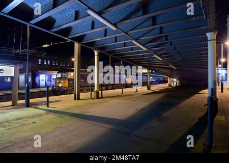 2 Diesellokomotiven der Klasse 47 der Harry Needle Railroad (gemietet an GB Railfreight) mit einem Caledonian-Fernzug in Carlisle Stockfoto