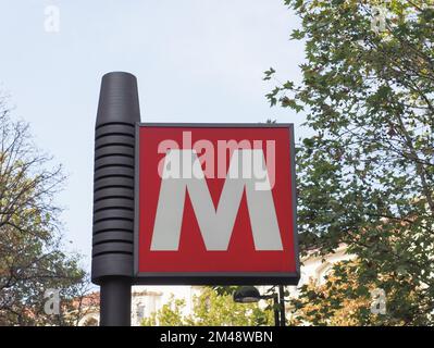 TURIN, ITALIEN - CA. 2022. OKTOBER: U-Bahn-Station-Schild Stockfoto