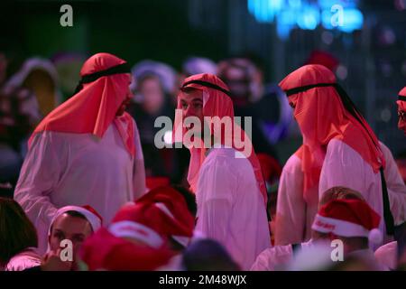 Alexandra Palace, London, Großbritannien. 19.. Dezember 2022. 2022/23 PDC Cazoo World Darts Championships Day 5 Abendveranstaltung; Darts-Fans in schickem Kleid Gutschrift: Action Plus Sports/Alamy Live News Stockfoto