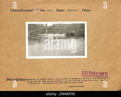 Demontage der alten überdachten Brücke an Station 10+75 auf Pennsylvania NRS 743-A. Originalüberschrift: Demontage der alten überdachten Brücke an Station 10+75 auf Pennsylvania NRS 743-A - die über 100 Jahre alten Bauhölzer der Brücke sind in einem ebenso guten Zustand wie beim ersten Bau - die Spannweite von 68 Fuß wird durch ein Holzdeck auf Stahl-I-Trägern ersetzt. Bundesstaat Pennsylvania. Stockfoto
