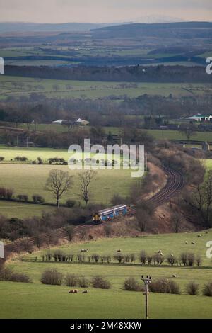 ScotRail Klasse 156 auf der landschaftlich reizvollen Glasgow und südwestlichen Linie in Ayrshire, Schottland, vorbei am Mossgiel Stockfoto