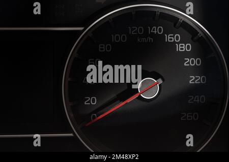 Fahrgeschwindigkeitsanzeige auf dunklem Hintergrund, Nahaufnahme Stockfoto