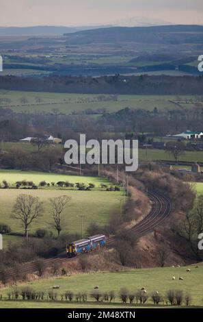 ScotRail Klasse 156 auf der landschaftlich reizvollen Glasgow und südwestlichen Linie in Ayrshire, Schottland, vorbei am Mossgiel Stockfoto