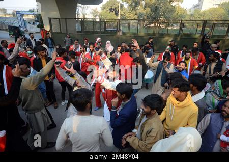 Peshawar, Pakistan. 18.. Dezember 2022. Mitglieder der christlichen Minderheit Pakistans, die als Weihnachtsmann verkleidet sind, nehmen an einer vor Weihnachten stattfindenden Rallye in einer Straße in Peshawar Teil. Pakistan ist ein muslimisches Land mit sunnitischer Mehrheit und vier Millionen Christen von einer Gesamtbevölkerung von etwa 200 Millionen Menschen. (Foto: Hussain Ali/Pacific Press/Sipa USA) Guthaben: SIPA USA/Alamy Live News Stockfoto