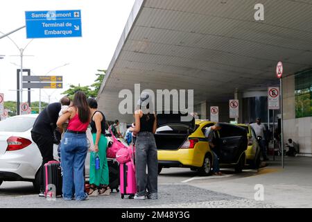 Flughafen Santos Dumont in Rio de Janeiro. Passagiere am Eingang des Terminals für Ankunfts- und Abflugflüge, Check-in-Schalter und Gepäckabgabeschalter Stockfoto