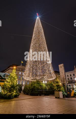 Hamburg, Deutschland - 11 27 2022: Nahaufnahme des beleuchteten Weihnachtsbaums auf Hamburgs Rathausmarkt Stockfoto