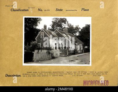 Ältestes Haus in Provincetown, Massachusetts. Originaltitel: Ältestes Haus in Provincetown, Massachusetts - typisches Cape Cod Cottage - erbaut von Captain Seth Nickerson vor 1800. Es befindet sich an der Commercial Street auf der U.S. 6 in der Nähe der West Vine Street und ist jetzt ein Schiffsmodellgeschäft für Touristen. J. K. Hillers - Juli 1935. Bundesstaat: Massachusetts. Stockfoto