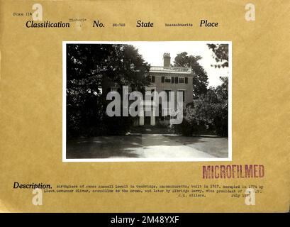 Geburtsort von James Russell Lowell in Cambridge, Massachusetts. Originalüberschrift: Geburtsort von James Russell Lowell in Cambridge, Massachusetts, 1767 erbaut, 1774 von Lieut besetzt. Gouverneur Oliver, Stadtrat der Krone, und später von Elbridge Gerry, Vizepräsident der USA J. K. Hillers. Juli 1935. Bundesstaat: Massachusetts. Stockfoto