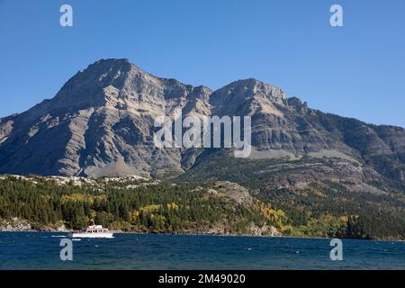 Bootstour auf dem Upper Waterton Lake mit Vimy Peak in den Rocky Mountains. Waterton Lakes National Park, Alberta, Kanada Stockfoto