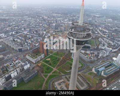 Blick auf die Skyline von Düsseldorf, den rhein, die Rheinknie-Brücke, die Aussichtsplattform Rheinturm und den Rundfunkturm. Luftdrohne Stockfoto