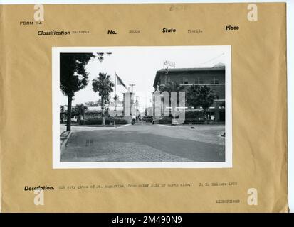 Die alten Stadttore von St. Augustine. Originalunterschrift: Alte Stadttore von St. Augustine, von der Außenseite oder von der Nordseite. J. K. Hillers 1929. Bundesstaat: Florida Place: St. Augustine. Stockfoto