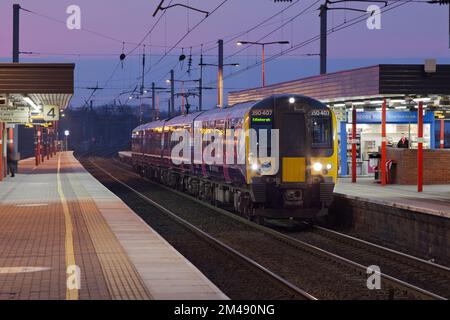 Erster Elektrozug der TransPennine Express-Klasse 350 350407calling am Bahnhof Wigan North Western auf der Hauptlinie der Westküste bei Sonnenaufgang Stockfoto