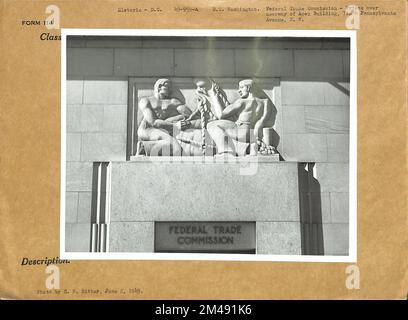 Ruhe über dem Eingang des Apex-Gebäudes. Originalüberschrift: Federal Trade Commission - Frieze über dem Eingang des Apex Building, 7. und Pennsylvania Avenue, N.W. Foto: C. H. Ritter. Bundesstaat: District of Columbia Place: Washington. Stockfoto