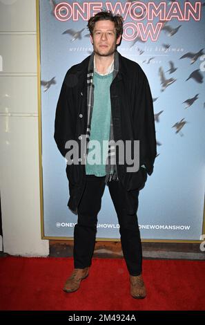 19.. Dezember 2022, London, Großbritannien. James Norton nimmt an der Eröffnungsnacht von Liz Kingsman's One Woman Show im Ambassadors Theatre Teil. Kredit: Doug Peters/EMPICS/Alamy Live News Stockfoto