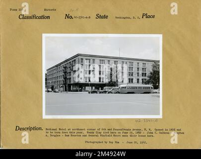 National Hotel an der nordöstlichen Ecke der 6. und Pennsylvania Avenue, N.W. Originalunterschrift: National Hotel an der nordöstlichen Ecke der 6. und Pennsylvania Avenue, N.W. 1826 eröffnet und in diesem Jahr abgerissen. Henry Clay starb hier am 29. Juni 1852 - John C. Calhoun - Stpehen A. Douglas - Sam Houston und General Winfield Scott machten ihre Häuser hier. Fotografiert von Roy Sha - 20. Juni 1942. Bundesstaat: District of Columbia Place: Washington. Stockfoto