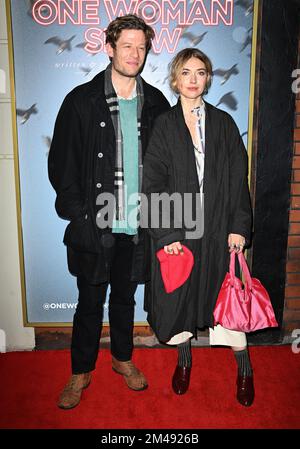 19.. Dezember 2022, London, Großbritannien. James Norton und Imogen Poots besuchen die Eröffnungsnacht von Liz Kingsman's One Woman Show im Ambassadors Theatre. Kredit: Doug Peters/EMPICS/Alamy Live News Stockfoto