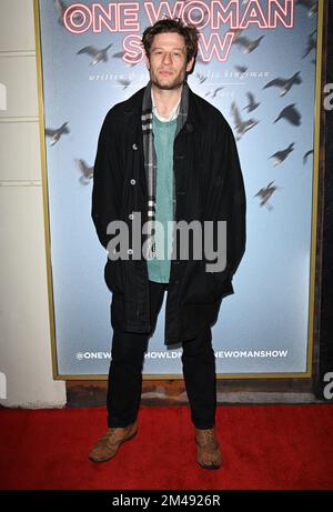 19.. Dezember 2022, London, Großbritannien. James Norton nimmt an der Eröffnungsnacht von Liz Kingsman's One Woman Show im Ambassadors Theatre Teil. Kredit: Doug Peters/EMPICS/Alamy Live News Stockfoto