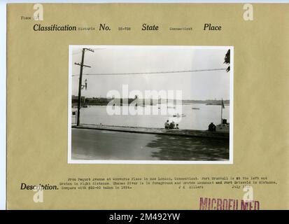 Von der Pequot Avenue am Converse Place in New London, Connecticut. Originaltitel: Von der Pequot Avenue am Converse Place in New London, Connecticut. Fort Trumbull befindet sich auf der linken Seite und Groton auf der rechten Seite. Die Themse ist im Vordergrund und Groton und Fort Griswold in der Ferne. Vergleichen Sie mit Nr. 33-60 aus dem Jahr 1854. J. K. Hillers Juli 1935. Bundesstaat Connecticut. Stockfoto