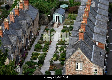 Foto von Llewellyns Almshouse auf der Priest Row, aufgenommen von der Spitze der St. Der Cuthberts-Kirchturm. Ungefähr 1636 Stockfoto