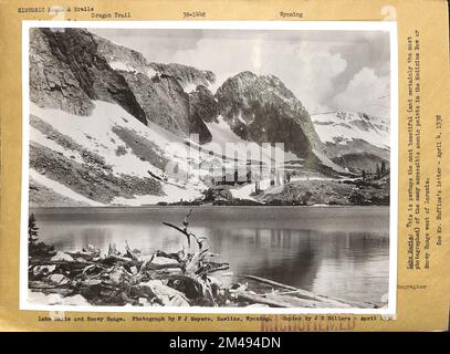 Lake Marie und Snowy Range, Rawlins, Wyoming. Originalunterschrift: Lake Marie und Snowy Range. Foto von F. J. Meyers, Rawlins, Wyoming. Kopiert von J. K. Hillers - April 1938. Lake Marie: Dies ist vielleicht der schönste (und sicherlich der am meisten fotografierte) der vielen zugänglichen malerischen Orte im Medicine Bow oder Snowy Range westlich von Laramie. Sehen Sie sich Mr. Huffines Brief an - 4. April 1938. Bundesstaat Wyoming. Stockfoto