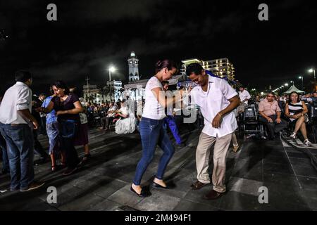 Das mexikanische Volk tanzt nachts im Veracruz Malecon, Mexiko. Stockfoto