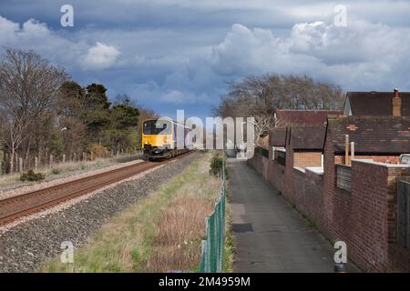 Arriva Northern Rail Klasse 150 Sprinter + 142 Schrittmacherzüge in Ansdell auf der südlichen Fylde-Linie nach Blackpool South Stockfoto