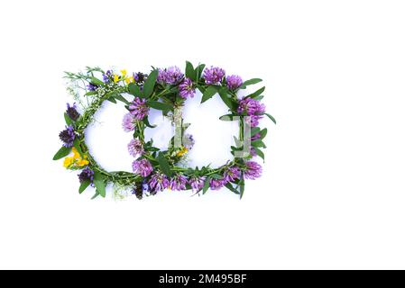 Wunderschöne Kränze aus Wildblumen auf weißem Hintergrund. Stockfoto