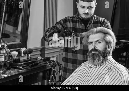 Zuversichtlich in seiner Wahl. Hipster mit gefärbtem Bart und Schnurrbart. Mann wollen neue Frisur. Männliche Schönheit und Mode. Reifer Mann im Friseurladen. Brutal Stockfoto