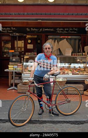 Männlich mit Fahrrad im Front Metzger, London, Großbritannien Stockfoto