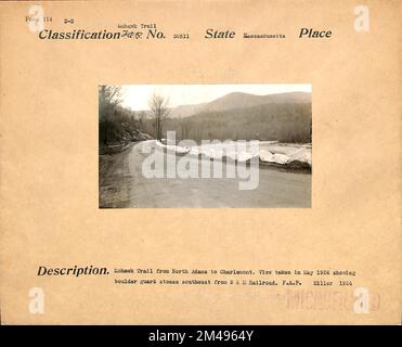 Mohawk Trail von North Adams nach Charlemont. Originalüberschrift: Mohawk Trail von North Adams nach Charlemont. Der Blick wurde im Mai 1924 aufgenommen und zeigt Felsschutzsteine südwestlich der B & M Railroad. F. A. P. MILLER 1924. Bundesstaat: Massachusetts. Stockfoto