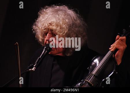 Neapel, Italien. 19.. Dezember 2022. Der Violinist Angelo Branduardi tritt im Sacro Sud Festival in der Basilika San Domenico Maggiore in Neapel auf. (Foto: Pasquale Gargano/Pacific Press) Kredit: Pacific Press Media Production Corp./Alamy Live News Stockfoto