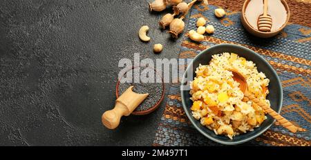 Schüssel mit traditionellem ukrainischem kutya-Gericht auf schwarzem Hintergrund mit Platz für Text Stockfoto