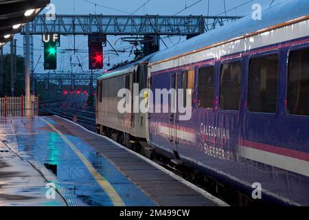 Der Highland Caledonian Sleeper Train am Bahnhof Preston wird von einer elektrischen Lokomotive der Freightliner Klasse 90 transportiert Stockfoto