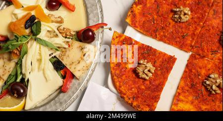 Traditionelles türkisches Frühstück mit traditionellem türkischem Tee auf einem Marmortisch Stockfoto