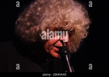 19. Dezember 2022, Neapel, Kampanien, Italien: Der Violinist Angelo Branduardi tritt im Sacro Sud Festival in der Basilika San Domenico Maggiore in Neapel auf. (Kreditbild: © Pasquale Gargano/Pacific Press via ZUMA Press Wire) Stockfoto