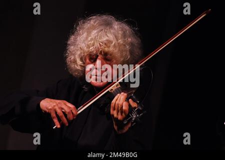 19. Dezember 2022, Neapel, Kampanien, Italien: Der Violinist Angelo Branduardi tritt im Sacro Sud Festival in der Basilika San Domenico Maggiore in Neapel auf. (Kreditbild: © Pasquale Gargano/Pacific Press via ZUMA Press Wire) Stockfoto