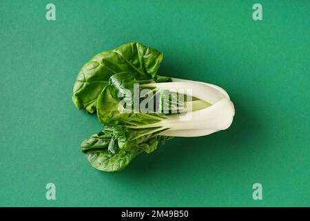 Frischer, reifer pak-Choi-Kohl auf grünem Hintergrund Stockfoto